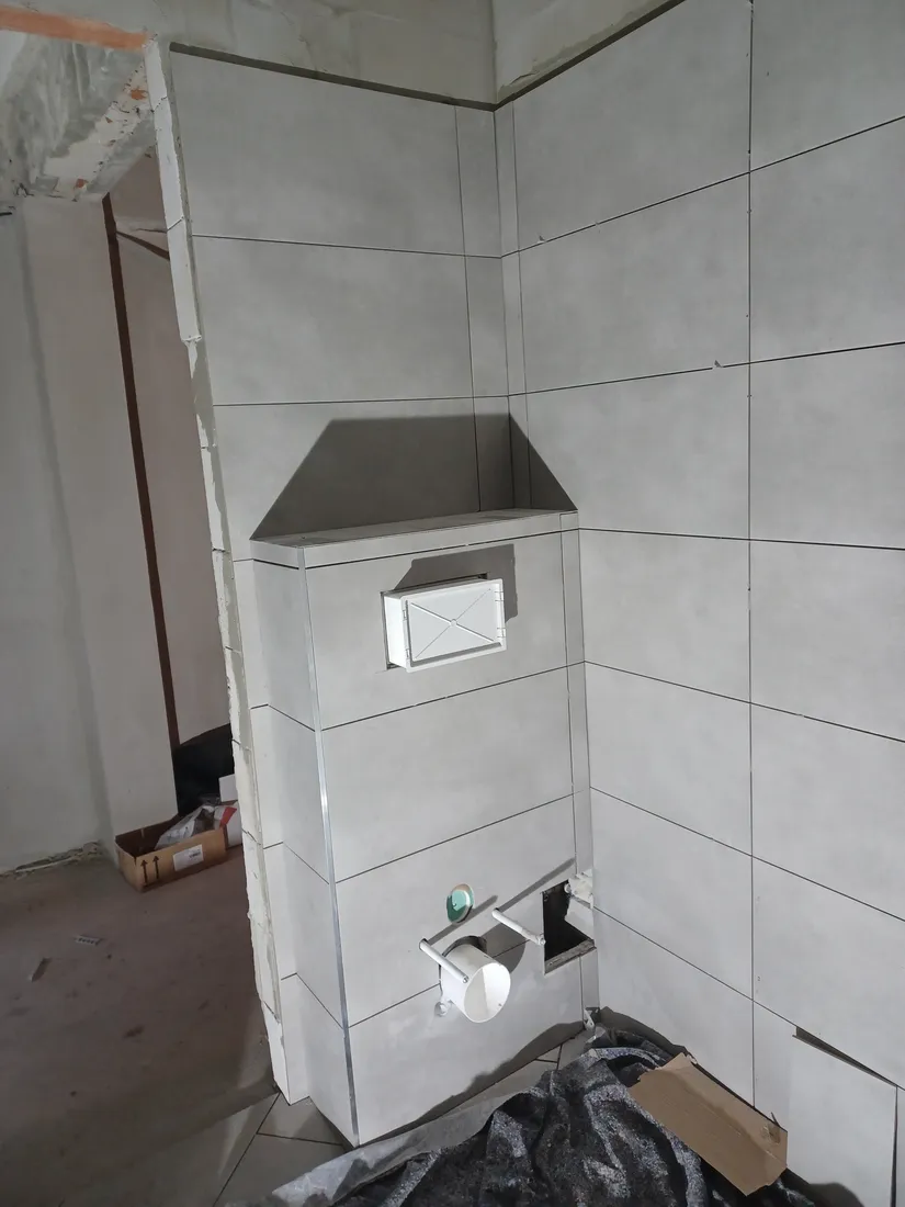 WC-tartály előfal burkolása folyamatban