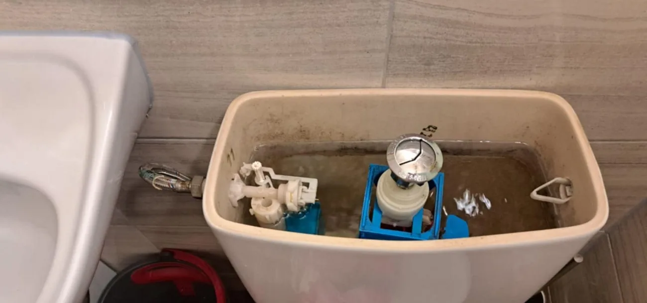 Nyitott WC-tartály belső szerkezete szerelés közben